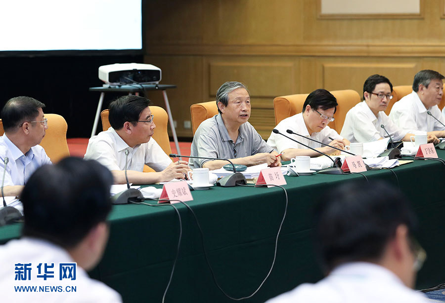 近日，中共中央政治局委員、國務(wù)院副總理馬凱在北京調(diào)研新能源汽車產(chǎn)業(yè)發(fā)展。這是7月4日，馬凱在北京深入新能源汽車充換電設(shè)施、充電服務(wù)平臺、分時租賃等單位調(diào)研，并主持召開推廣應(yīng)用座談會。新華社記者 龐興雷 攝