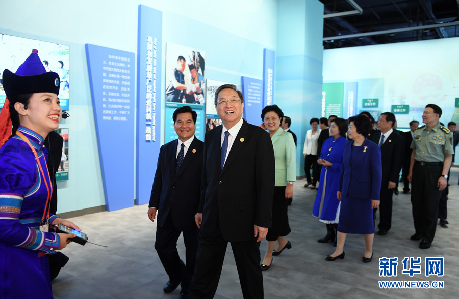 8月7日，中共中央政治局常委、全國政協(xié)主席、中央代表團團長俞正聲率代表團全體成員來到內(nèi)蒙古展覽館，參觀《守望相助團結(jié)奮斗——慶祝內(nèi)蒙古自治區(qū)成立70周年展覽》。 新華社記者 張領(lǐng) 攝