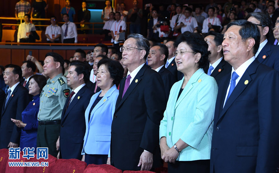 8月7日,慶祝內(nèi)蒙古自治區(qū)成立70周年文藝晚會(huì)《贊歌》在內(nèi)蒙古烏蘭恰特大劇院舉行。中共中央政治局常委、全國(guó)政協(xié)主席、中央代表團(tuán)團(tuán)長(zhǎng)俞正聲和各族各界干部群眾等共約1300人觀看演出。新華社記者 張領(lǐng) 攝 8月7日,慶祝內(nèi)蒙古自治區(qū)成立70周年文藝晚會(huì)《贊歌》在內(nèi)蒙古烏蘭恰特大劇院舉行。中共中央政治局常委、全國(guó)政協(xié)主席、中央代表團(tuán)團(tuán)長(zhǎng)俞正聲和各族各界干部群眾等共約1300人觀看演出。新華社記者 張領(lǐng) 攝