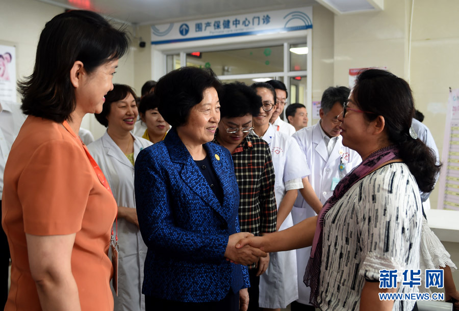 8月9日，中共中央政治局委員、中央統(tǒng)戰(zhàn)部部長(zhǎng)、中央代表團(tuán)副團(tuán)長(zhǎng)孫春蘭率中央代表團(tuán)三分團(tuán)，先后赴內(nèi)蒙古自治區(qū)烏海市、阿拉善盟看望各族干部群眾。這是孫春蘭在烏海市婦兒醫(yī)療預(yù)防保健中心同患者親切交談。新華社記者 任軍川 攝