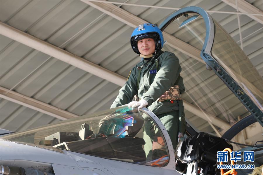 (建軍90周年·英雄·圖文互動)(1)聽,渤海灣有風(fēng)吹過來——追記海軍某艦載航空兵部隊一級飛行員張超