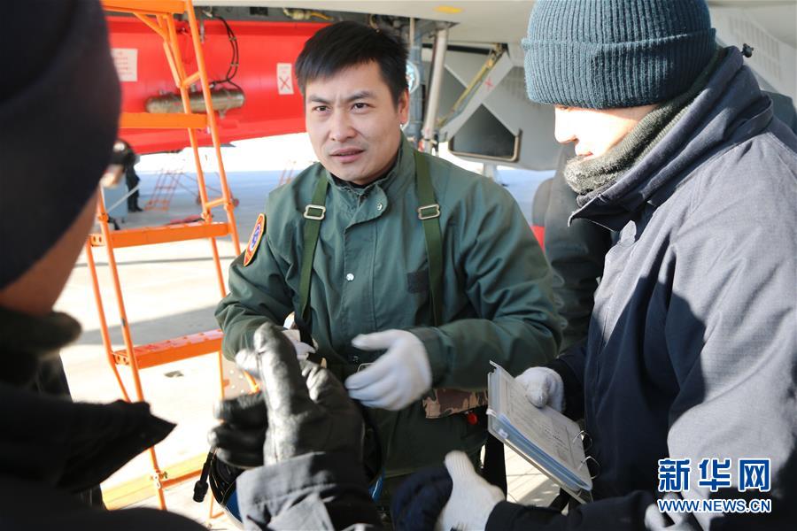 (建軍90周年·英雄·圖文互動)(2)聽,渤海灣有風(fēng)吹過來——追記海軍某艦載航空兵部隊一級飛行員張超