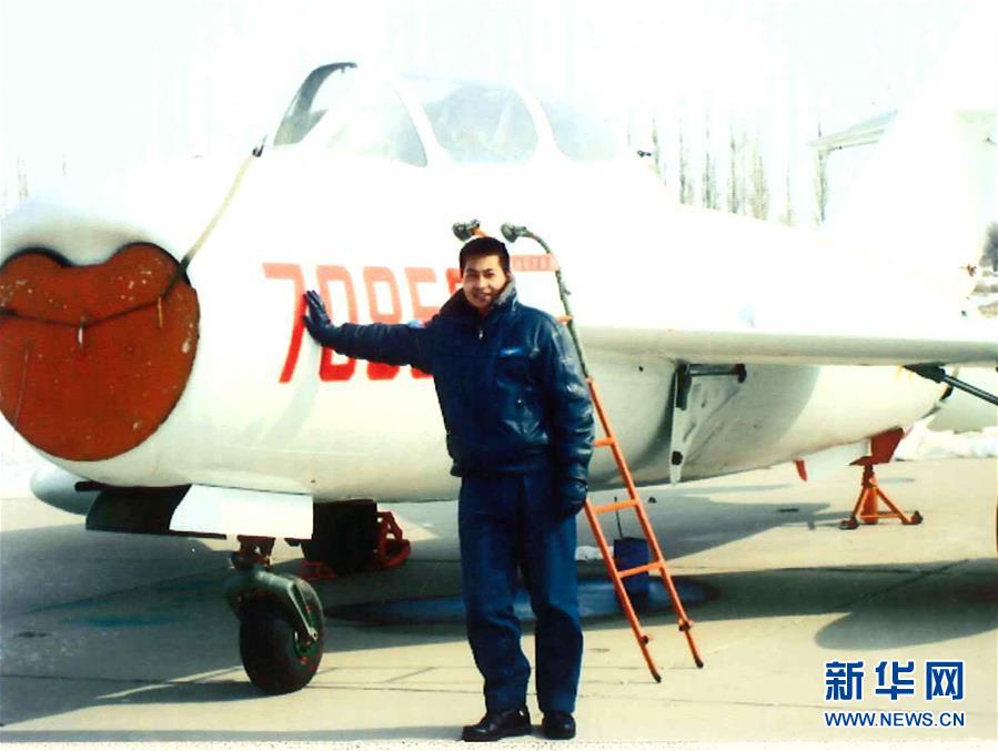 (建軍90周年·英雄·圖文互動)(3)聽,渤海灣有風(fēng)吹過來——追記海軍某艦載航空兵部隊一級飛行員張超