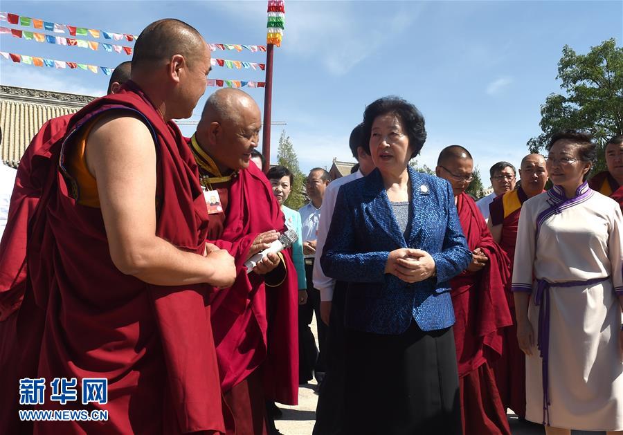 8月10日，中共中央政治局委員、中央統(tǒng)戰(zhàn)部部長、中央代表團副團長孫春蘭率中央代表團三分團繼續(xù)在內(nèi)蒙古自治區(qū)阿拉善盟看望慰問，把以習(xí)近平同志為核心的黨中央的親切關(guān)懷和全國各族人民的美好祝福帶給阿拉善各族各界干部群眾。這是孫春蘭在佛教寺廟延福寺考察。新華社記者 任軍川 攝