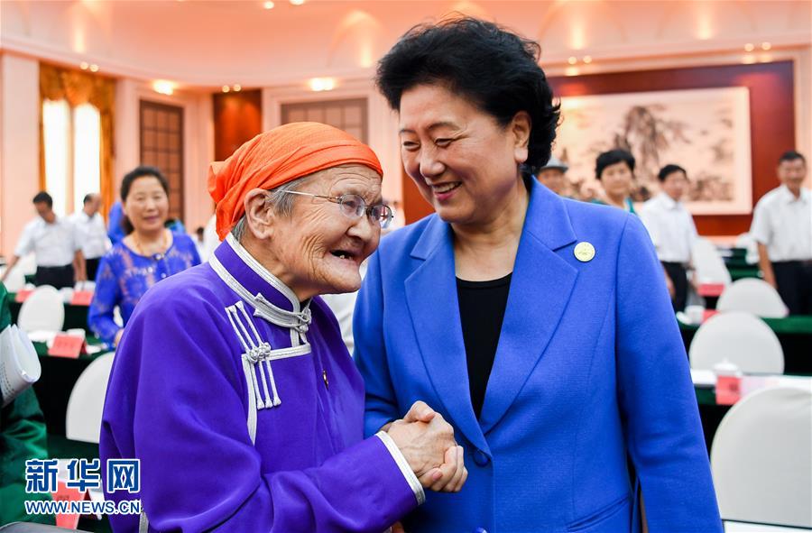 8月11日，中共中央政治局委員、國(guó)務(wù)院副總理、中央代表團(tuán)副團(tuán)長(zhǎng)劉延?xùn)|率中央代表團(tuán)二分團(tuán)，看望慰問(wèn)烏蘭察布各族干部群眾，轉(zhuǎn)達(dá)以習(xí)近平同志為核心的黨中央的親切關(guān)懷和全國(guó)人民的美好祝愿。這是劉延?xùn)|在出席烏蘭察布市慶祝內(nèi)蒙古自治區(qū)成立70周年座談會(huì)后，與“草原母親”都貴瑪親切交談。新華社記者 連振 攝