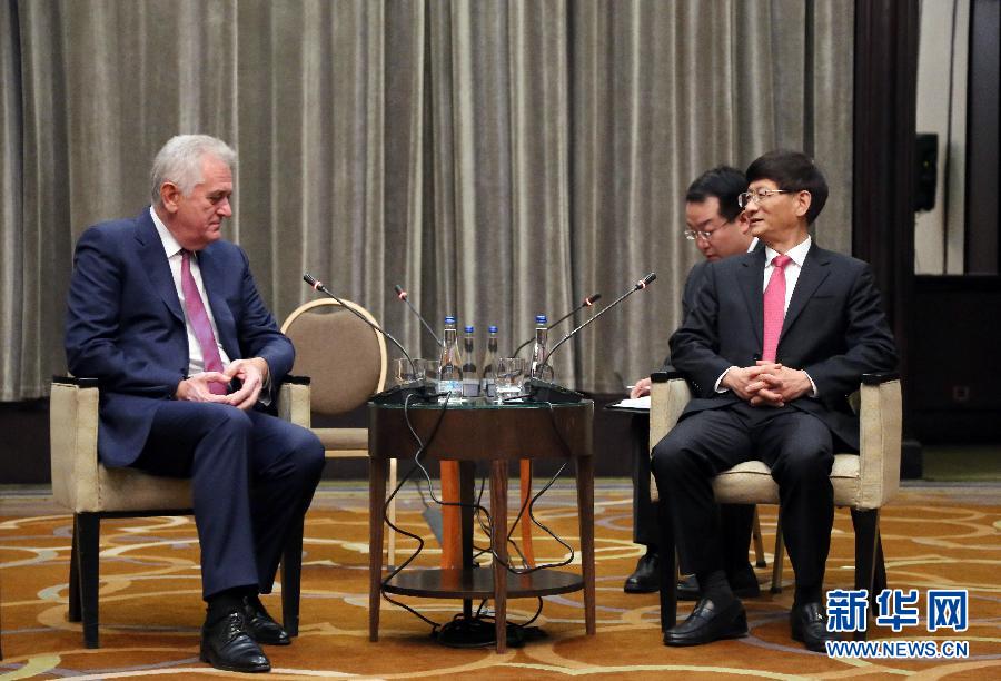 9月11日，在塞爾維亞首都貝爾格萊德，習(xí)近平主席特使、中共中央政治局委員、中央政法委書記孟建柱（右）會(huì)見塞爾維亞前總統(tǒng)尼科利奇（左）。新華社記者王慧娟攝