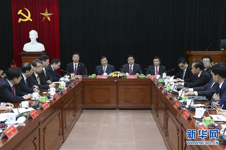 應(yīng)越南共產(chǎn)黨邀請(qǐng),中共中央政治局常委、中央書記處書記劉云山9月18日至19日對(duì)越南進(jìn)行正式訪問。這是9月19日,劉云山在越共中央政治局委員范明政陪同下考察胡志明國家政治學(xué)院,并與曾赴華考察交流的越方學(xué)員代表進(jìn)行座談。 新華社記者龐興雷 攝 應(yīng)越南共產(chǎn)黨邀請(qǐng),中共中央政治局常委、中央書記處書記劉云山9月18日至19日對(duì)越南進(jìn)行正式訪問。這是9月19日,劉云山在越共中央政治局委員范明政陪同下考察胡志明國家政治學(xué)院,并與曾赴華考察交流的越方學(xué)員代表進(jìn)行座談。 新華社記者龐興雷 攝