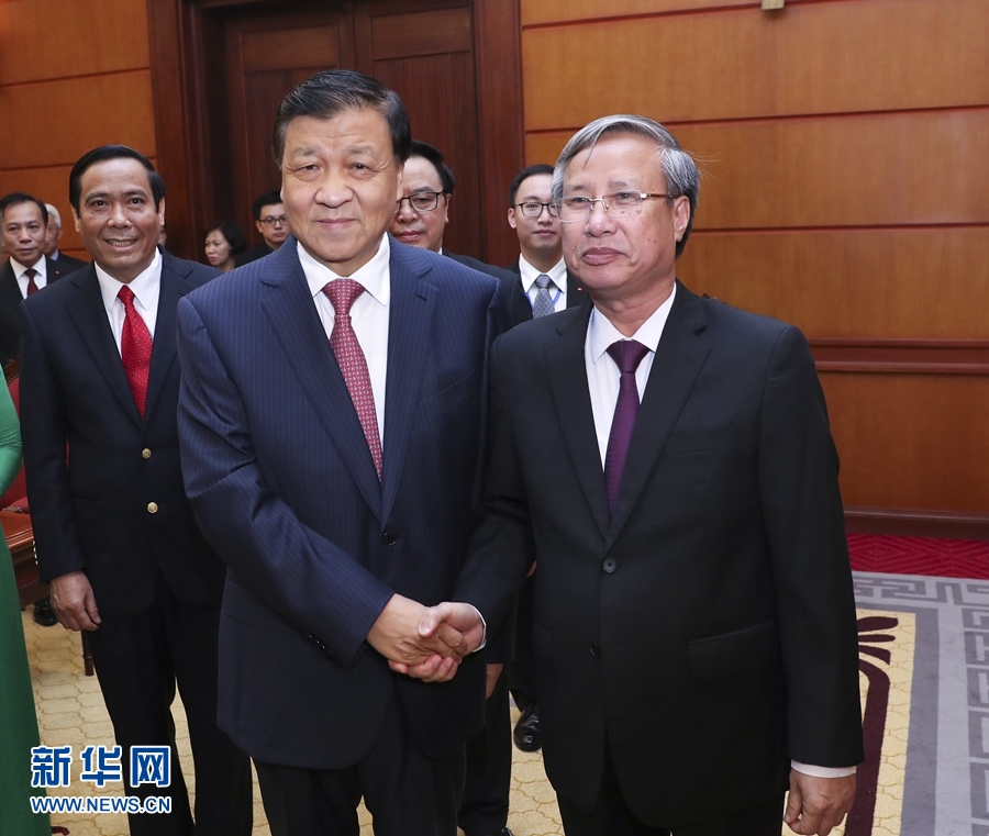 應(yīng)越南共產(chǎn)黨邀請(qǐng),中共中央政治局常委、中央書記處書記劉云山9月18日至19日對(duì)越南進(jìn)行正式訪問。這是9月18日,劉云山在河內(nèi)與越共中央政治局委員陳國旺舉行會(huì)談。 新華社記者 龐興雷 攝 應(yīng)越南共產(chǎn)黨邀請(qǐng),中共中央政治局常委、中央書記處書記劉云山9月18日至19日對(duì)越南進(jìn)行正式訪問。這是9月18日,劉云山在河內(nèi)與越共中央政治局委員陳國旺舉行會(huì)談。 新華社記者 龐興雷 攝