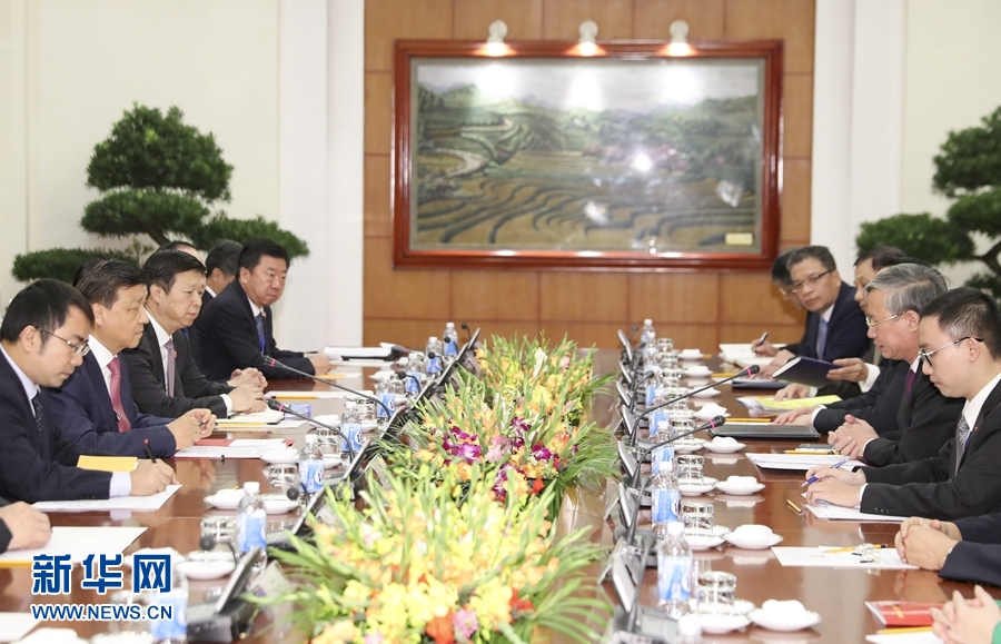 應(yīng)越南共產(chǎn)黨邀請(qǐng),中共中央政治局常委、中央書記處書記劉云山9月18日至19日對(duì)越南進(jìn)行正式訪問。這是9月18日,劉云山在河內(nèi)與越共中央政治局委員陳國旺舉行會(huì)談。 新華社記者 丁林 攝 應(yīng)越南共產(chǎn)黨邀請(qǐng),中共中央政治局常委、中央書記處書記劉云山9月18日至19日對(duì)越南進(jìn)行正式訪問。這是9月18日,劉云山在河內(nèi)與越共中央政治局委員陳國旺舉行會(huì)談。 新華社記者 丁林 攝