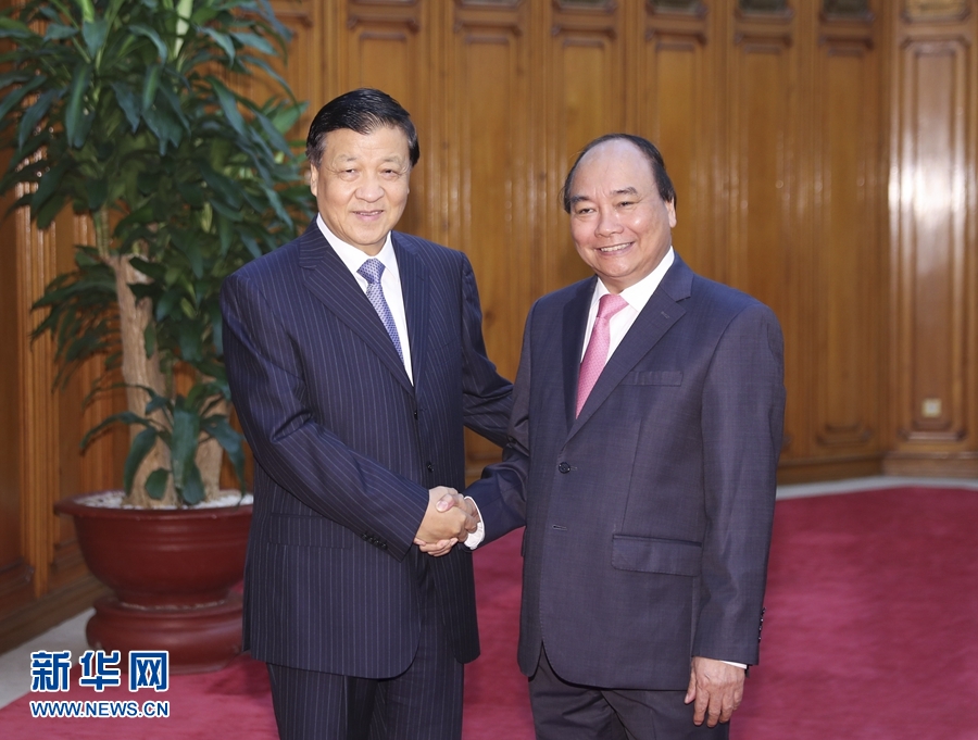 應(yīng)越南共產(chǎn)黨邀請(qǐng),中共中央政治局常委、中央書記處書記劉云山9月18日至19日對(duì)越南進(jìn)行正式訪問。這是9月19日,劉云山在河內(nèi)會(huì)見越南總理阮春福。 新華社記者 丁林 攝 應(yīng)越南共產(chǎn)黨邀請(qǐng),中共中央政治局常委、中央書記處書記劉云山9月18日至19日對(duì)越南進(jìn)行正式訪問。這是9月19日,劉云山在河內(nèi)會(huì)見越南總理阮春福。 新華社記者 丁林 攝