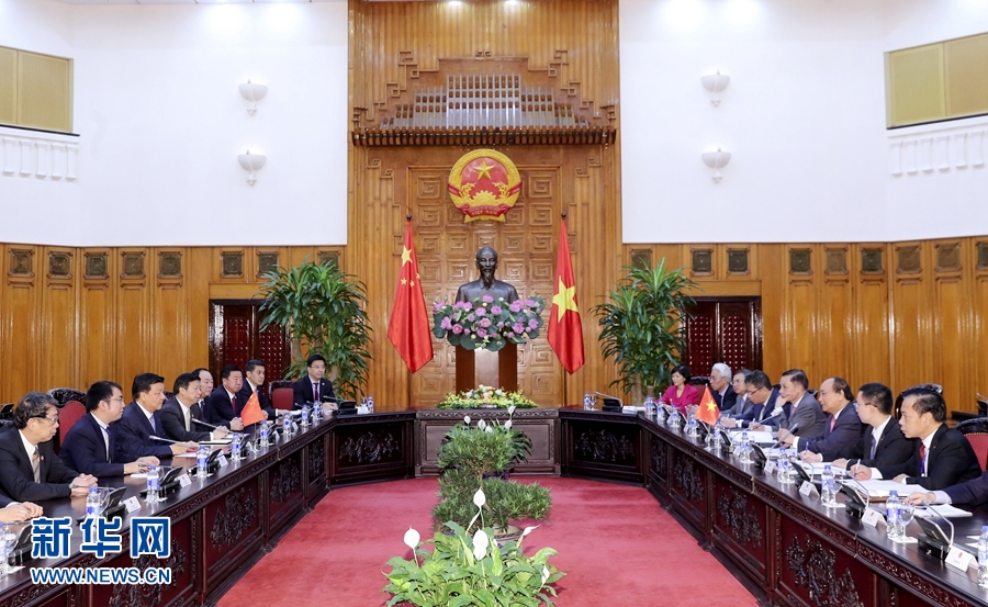 應(yīng)越南共產(chǎn)黨邀請(qǐng),中共中央政治局常委、中央書記處書記劉云山9月18日至19日對(duì)越南進(jìn)行正式訪問。這是9月19日,劉云山在河內(nèi)會(huì)見越南總理阮春福。 新華社記者 丁林 攝 應(yīng)越南共產(chǎn)黨邀請(qǐng),中共中央政治局常委、中央書記處書記劉云山9月18日至19日對(duì)越南進(jìn)行正式訪問。這是9月19日,劉云山在河內(nèi)會(huì)見越南總理阮春福。 新華社記者 丁林 攝