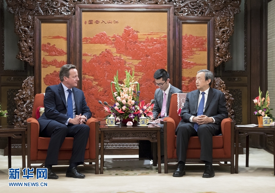 9月20日,國務(wù)院副總理馬凱在北京中南海紫光閣會見來訪的英國前首相卡梅倫。 新華社記者 丁海濤 攝 9月20日,國務(wù)院副總理馬凱在北京中南海紫光閣會見來訪的英國前首相卡梅倫。 新華社記者 丁海濤 攝