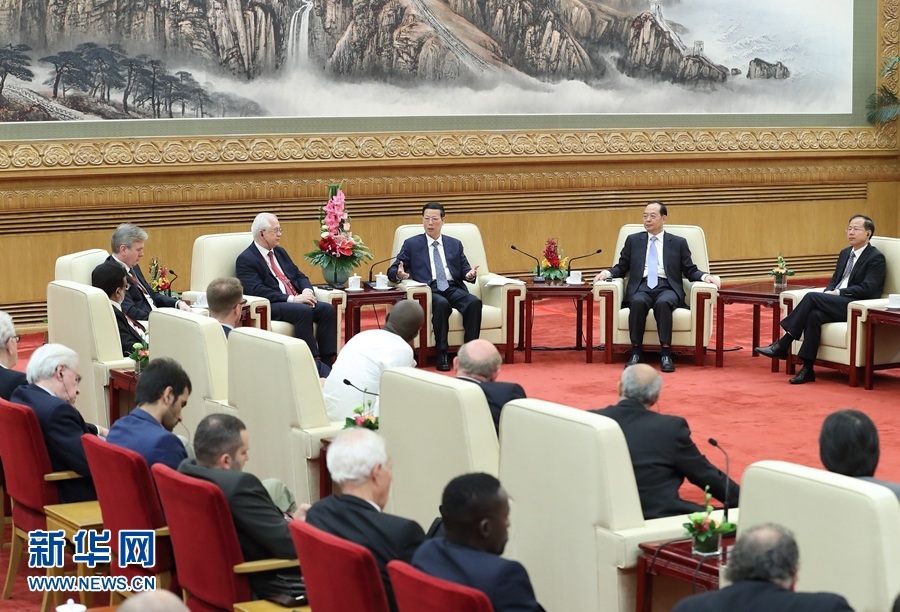 9月21日,中共中央政治局常委、國務院副總理張高麗在北京人民大會堂會見來華參加2017“一帶一路”媒體合作論壇的外方代表并回答大家關心的問題。新華社記者王曄攝 9月21日,中共中央政治局常委、國務院副總理張高麗在北京人民大會堂會見來華參加2017“一帶一路”媒體合作論壇的外方代表并回答大家關心的問題。新華社記者王曄攝