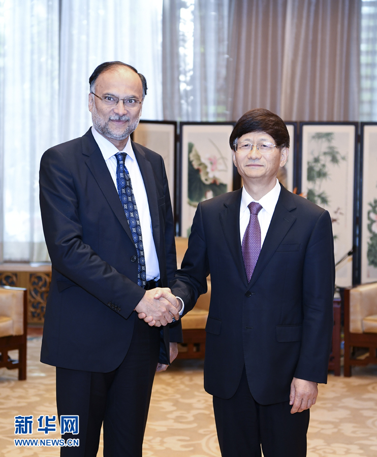 9月26日,中共中央政治局委員、中央政法委書記孟建柱在北京會見來華出席國際刑警組織第86屆全體大會的巴基斯坦內政部長伊克巴爾。新華社記者 張領 攝 9月26日,中共中央政治局委員、中央政法委書記孟建柱在北京會見來華出席國際刑警組織第86屆全體大會的巴基斯坦內政部長伊克巴爾。新華社記者 張領 攝