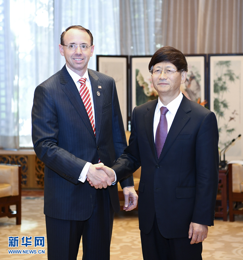 9月26日,中共中央政治局委員、中央政法委書記孟建柱在北京會見來華出席國際刑警組織第86屆全體大會的美國司法部常務副部長羅森斯坦。新華社記者 張領 攝 9月26日,中共中央政治局委員、中央政法委書記孟建柱在北京會見來華出席國際刑警組織第86屆全體大會的美國司法部常務副部長羅森斯坦。新華社記者 張領 攝