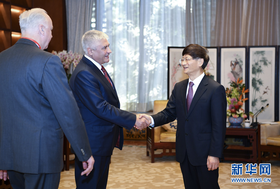 9月26日,中共中央政治局委員、中央政法委書記孟建柱在北京會見來華出席國際刑警組織第86屆全體大會的俄羅斯內務部長科洛科利采夫(左二)和俄聯邦調查委員會主席巴斯特雷金(左一)。新華社記者 張領 攝 9月26日,中共中央政治局委員、中央政法委書記孟建柱在北京會見來華出席國際刑警組織第86屆全體大會的俄羅斯內務部長科洛科利采夫(左二)和俄聯邦調查委員會主席巴斯特雷金(左一)。新華社記者 張領 攝