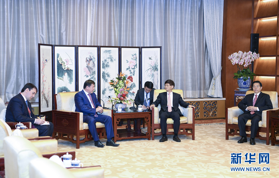 9月26日,中共中央政治局委員、中央政法委書記孟建柱在北京會見來華出席國際刑警組織第86屆全體大會的塔吉克斯坦內務部長拉希姆佐達。國務委員、公安部部長郭聲琨參加有關會見。新華社記者 張領 攝 9月26日,中共中央政治局委員、中央政法委書記孟建柱在北京會見來華出席國際刑警組織第86屆全體大會的塔吉克斯坦內務部長拉希姆佐達。國務委員、公安部部長郭聲琨參加有關會見。新華社記者 張領 攝
