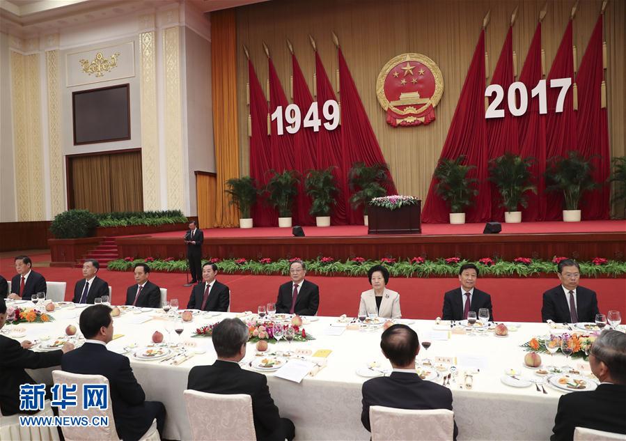 9月28日，全國政協辦公廳、中共中央統戰部、國務院僑辦、國務院港澳辦、國務院臺辦在北京人民大會堂聯合舉行國慶招待會。中共中央政治局常委、全國政協主席俞正聲與2800多名港澳臺僑各界代表歡聚一堂，慶祝中華人民共和國成立68周年。這是俞正聲在招待會上致辭。新華社記者 龐興雷 攝