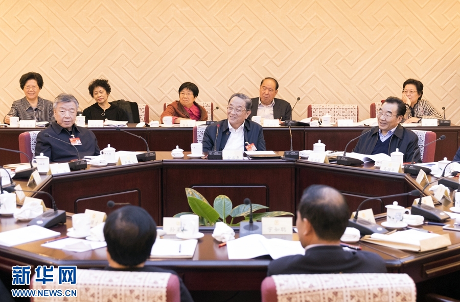 10月30日,政協(xié)第十二屆全國(guó)委員會(huì)常務(wù)委員會(huì)第二十三次會(huì)議舉行分組討論,與會(huì)人員圍繞深入學(xué)習(xí)貫徹中共十九大精神認(rèn)真討論,積極建言獻(xiàn)策。全國(guó)政協(xié)主席俞正聲參加討論。新華社記者 丁海濤 攝 10月30日,政協(xié)第十二屆全國(guó)委員會(huì)常務(wù)委員會(huì)第二十三次會(huì)議舉行分組討論,與會(huì)人員圍繞深入學(xué)習(xí)貫徹中共十九大精神認(rèn)真討論,積極建言獻(xiàn)策。全國(guó)政協(xié)主席俞正聲參加討論。新華社記者 丁海濤 攝