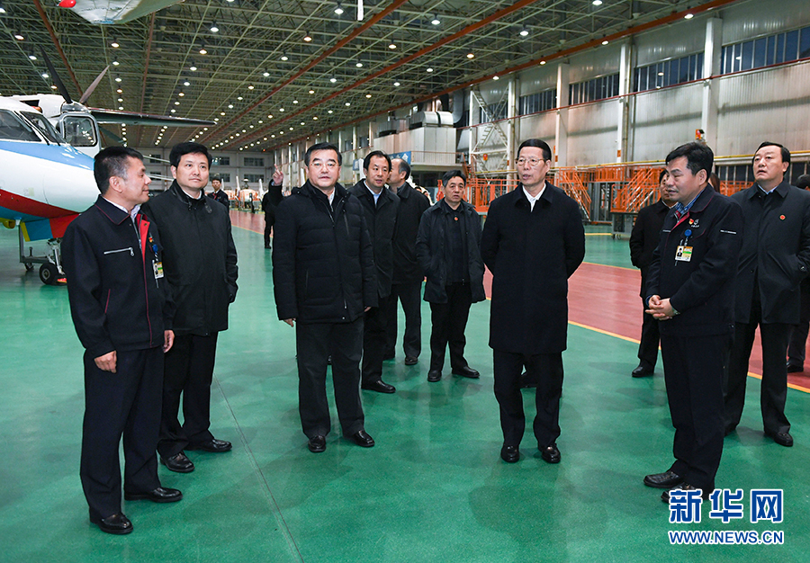 11月14日至15日，國務院副總理張高麗在黑龍江調研。這是11月14日，張高麗到哈爾濱飛機工業集團有限責任公司了解國有老企業轉型升級情況。 新華社記者 高潔 攝