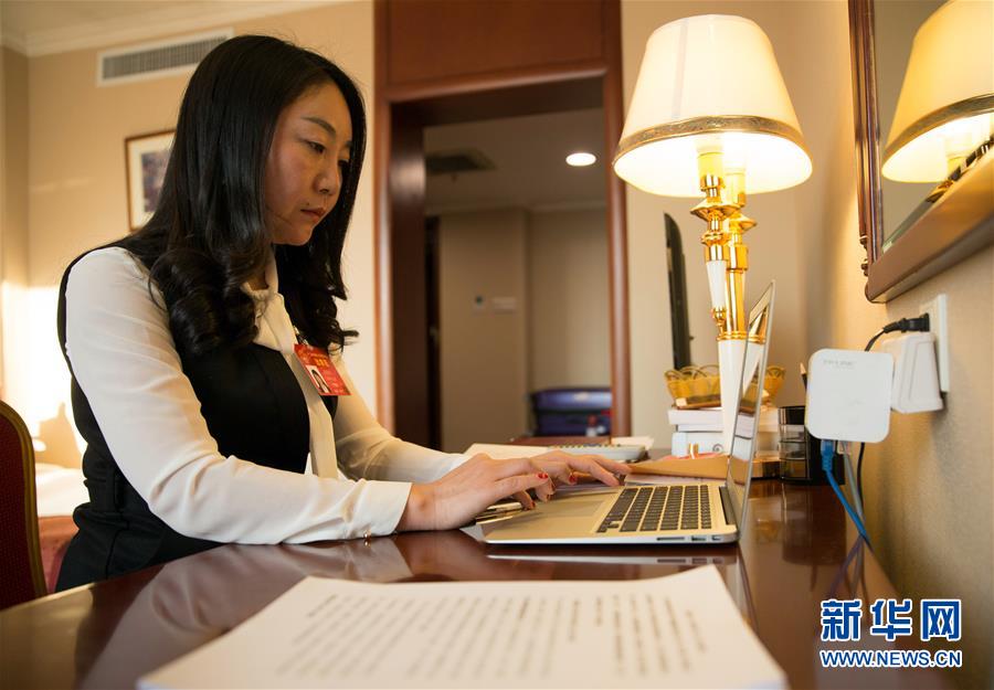 (兩會·履職影像記)(1)張曉慶代表:不負重托 認真履職