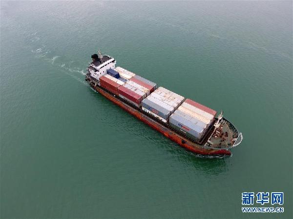 (在習(xí)近平新時(shí)代中國(guó)特色社會(huì)主義思想指引下——新時(shí)代新氣象新作為·圖文互動(dòng))(2)大工業(yè)與白海豚“共存共榮”——廣西欽州港深化改革開放構(gòu)建綠色發(fā)展高地