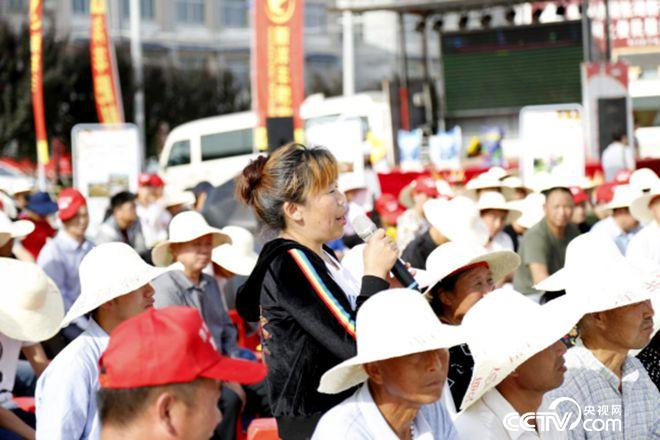 活動現場，農民搶答問題