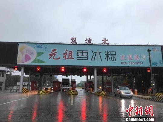 網(wǎng)傳車輛被淹的收費(fèi)站現(xiàn)狀?！＄娦?攝