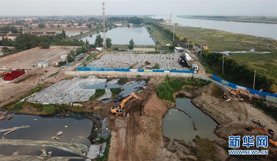 (新華視點·圖文互動)(2)中央督察兩年有的絲毫未改,有的不減反增——江蘇泰興數萬噸化工廢料和污泥堆放長江邊調查