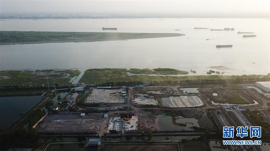 (新華視點·圖文互動)(6)中央督察兩年有的絲毫未改,有的不減反增——江蘇泰興數萬噸化工廢料和污泥堆放長江邊調查