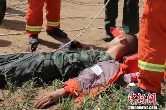 大喊“危險(xiǎn)別來”的被救夫婦說:他跟孩子一樣親