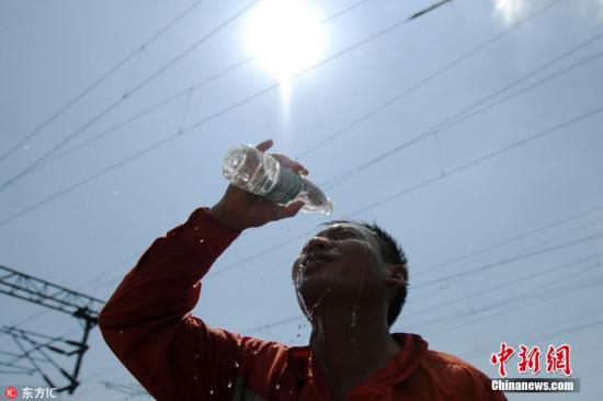 資料圖:高溫下的人。胡國(guó)林 攝 圖片來(lái)源:東方IC 版權(quán)作品 請(qǐng)勿轉(zhuǎn)載