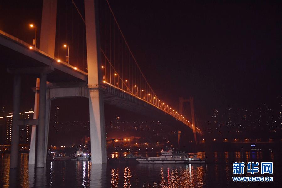 （重慶公交車墜江事故·圖文互動）（4）夜幕降臨，重慶萬州公交客車墜江事故救援工作仍在進行中