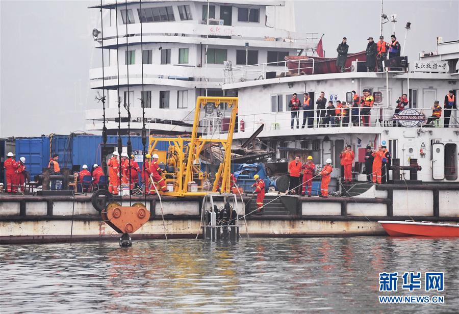 (重慶公交車墜江事故·后續(xù))(2)重慶萬(wàn)州墜江公交車按計(jì)劃今晚將被打撈出水