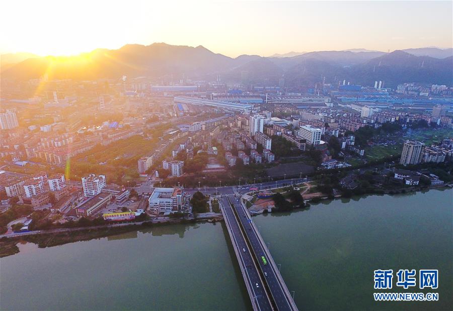 (在習近平新時代中國特色社會主義思想指引下·慶祝改革開放40周年·綠色發(fā)展·圖文互動)(1)烈火淬煉中的轉型之變——綠色發(fā)展之“火”的故事