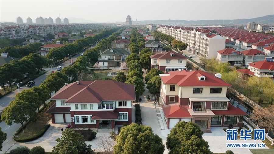 (慶祝改革開放40周年基層行·村莊篇·圖文互動)(3)“第一村”華西:住房、樓宇刻畫發(fā)展“年輪”