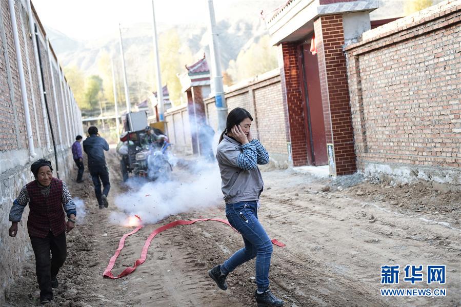 (新華全媒頭條·壯闊歷程40年系列述評(píng)·圖文互動(dòng))(3)舉旗定向 康莊大道——從改革開放40年看中國(guó)自信