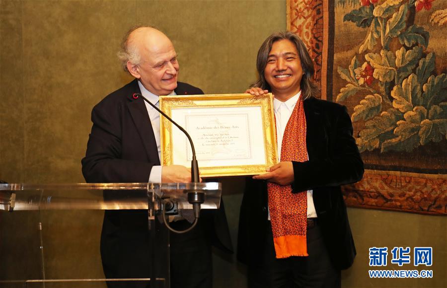 (新華全媒頭條·壯闊歷程40年系列述評(píng)·圖文互動(dòng))(10)舉旗定向 康莊大道——從改革開放40年看中國(guó)自信