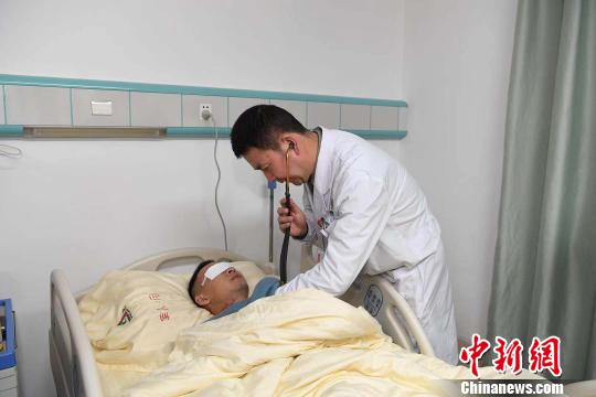 圖為醫(yī)生為杜富國(guó)檢查。　肖瑤 攝