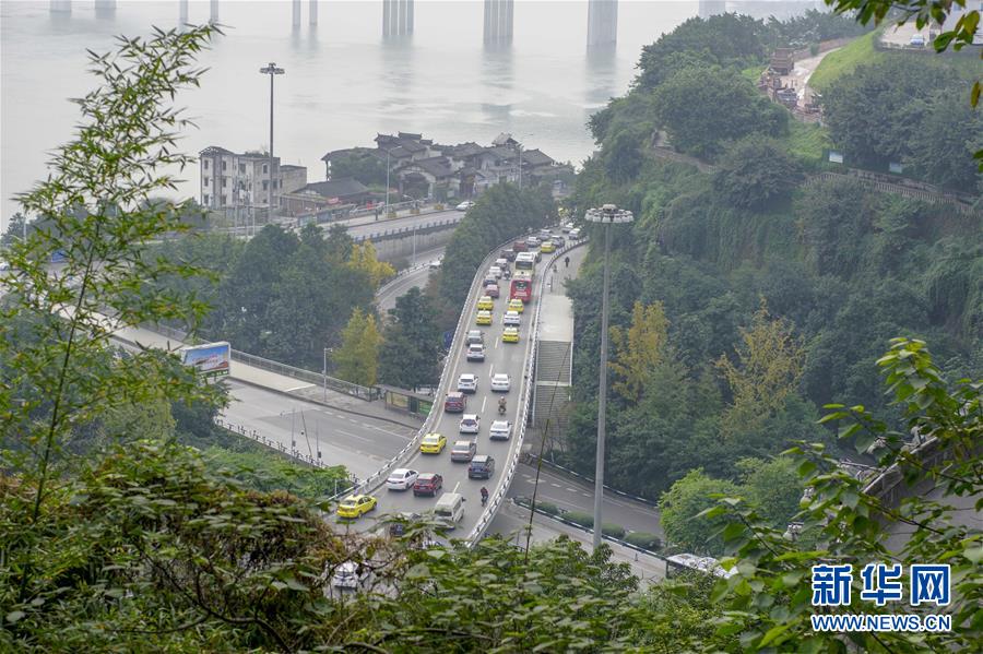 (在習(xí)近平新時代中國特色社會主義思想指引下——新時代新作為新篇章·圖文互動)(9)激活新動能 崛起新高地 塑造山水城——重慶推動高質(zhì)量發(fā)展觀察