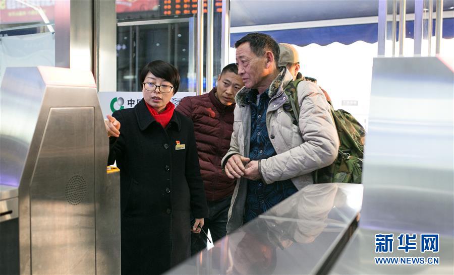 （新春走基層·圖文互動）（3）車站，懂得大海的浪漫——“一帶一路”夫妻的春節連線