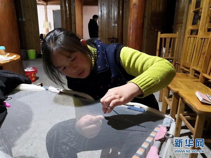 (新春走基層·圖文互動)(3)八平方米“蝸居”變身苗家客棧——苗家“花姐”的脫貧故事