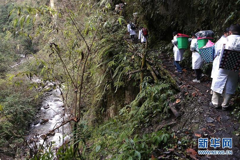 (新華全媒頭條·圖文互動(dòng))(3)大峽谷里的“背簍醫(yī)生”