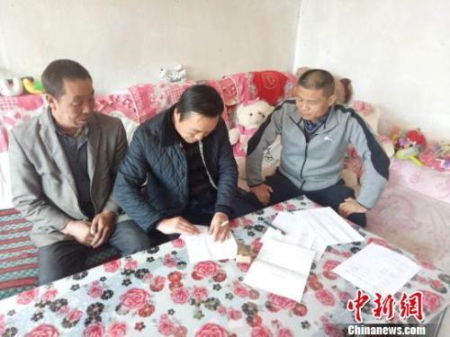 資料圖:圖為扶貧隊伍進貧困戶里,給貧困戶宣講政策。 鐘欣 攝