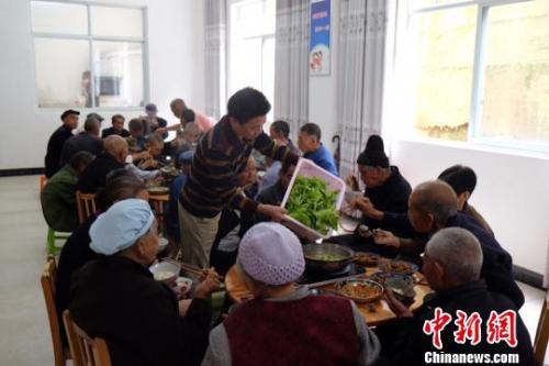 資料圖:社會(huì)福利中心吃飯的老人們。徐學(xué)練 攝。