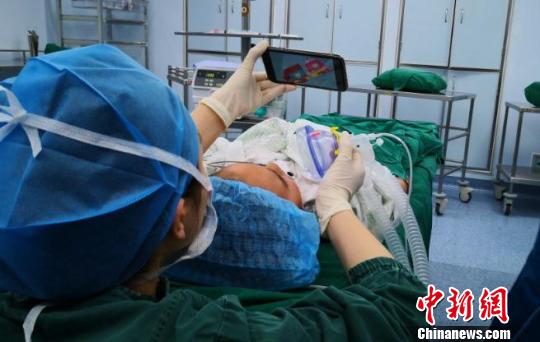 手術室里的“臨時爸媽”:游戲和安撫減輕孩子恐懼感