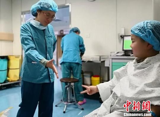 圖為:醫護人員和孩子做游戲緩解恐懼感 鄭燕國 攝 圖為:醫護人員和孩子做游戲緩解恐懼感 鄭燕國 攝