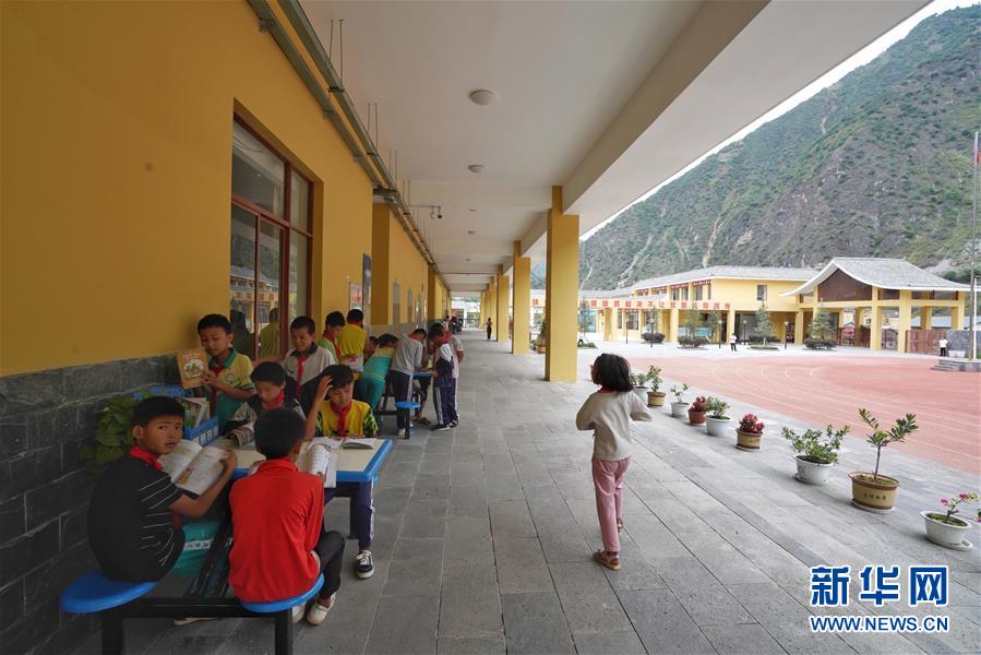 (直過民族脫貧攻堅·圖文互動)(8)下山!傈僳群眾開啟新生活