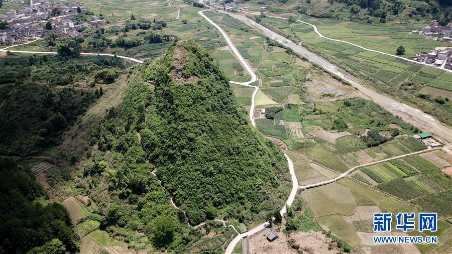 (壯麗70年·奮斗新時代——記者再走長征路·圖文互動)(1)永恒祭奠:他們,倒在了第二道封鎖線上