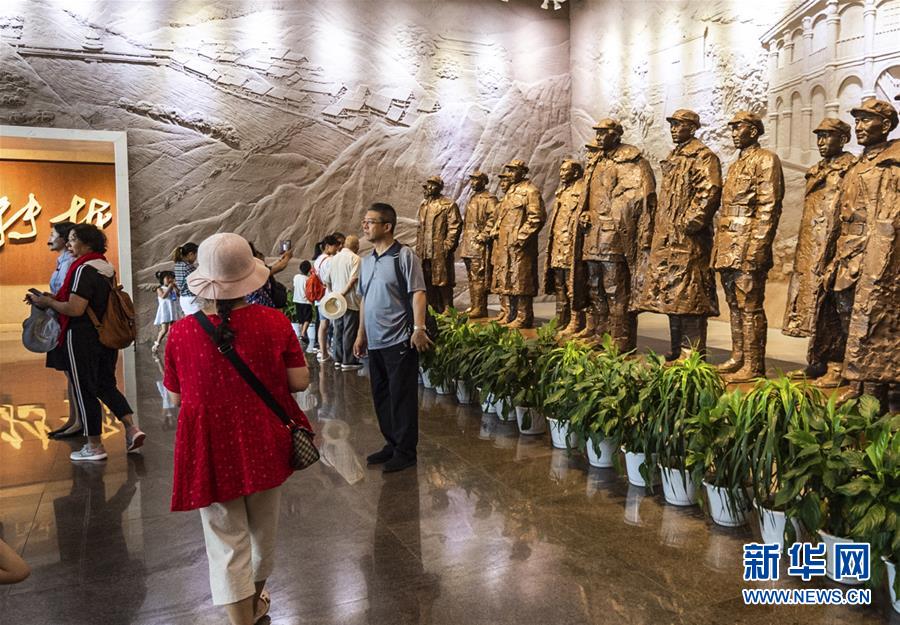 (新華全媒頭條·壯麗70年·奮斗新時代——記者再走長征路·圖文互動)(8)偉大轉折是怎樣發生的——重回遵義會議現場